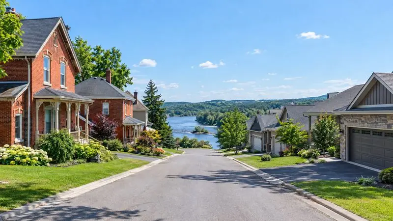 Homes with garage doors in Arnprior, Ontario