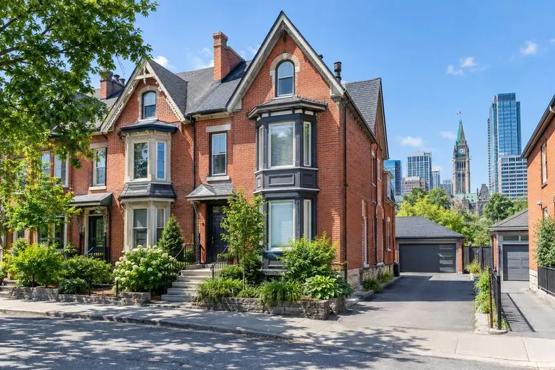 Homes with garage doors in Centretown, Ottawa