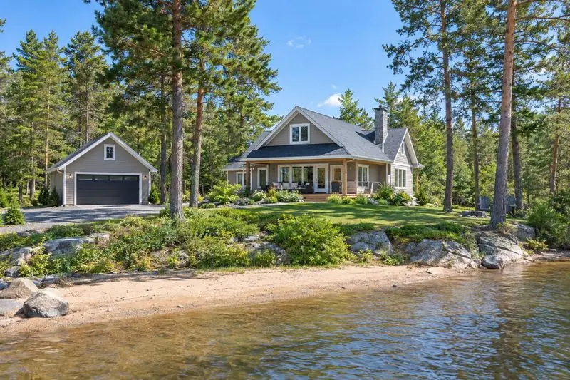 Homes with garage doors in Constance Bay, Ontario