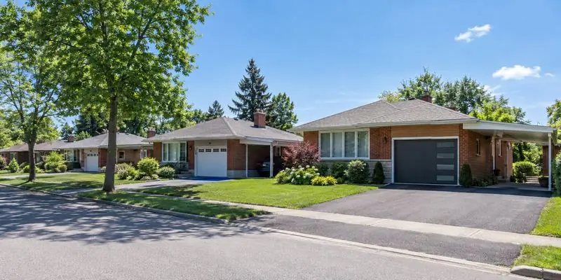 Homes with garage doors in Elmvale Acres, Ottawa