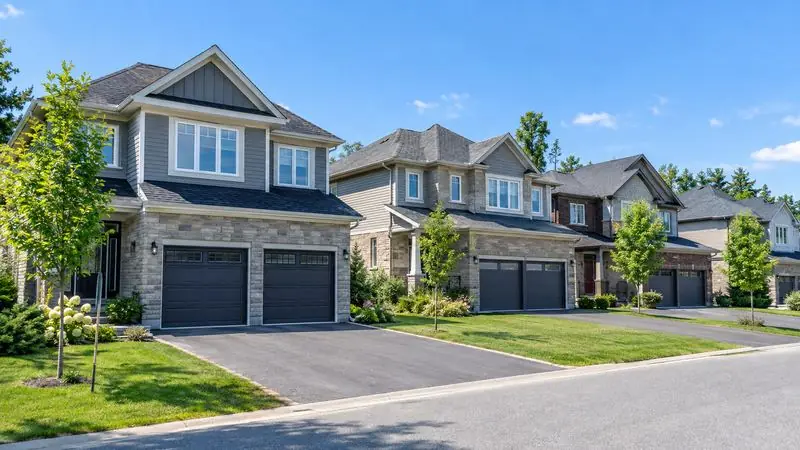 Homes with garage doors in Embrun, Ontario