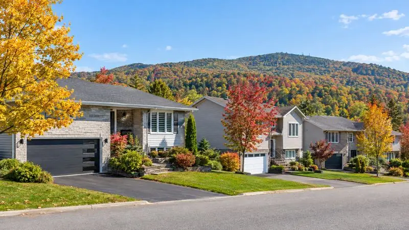 Homes with garage doors in Gatineau, Quebec