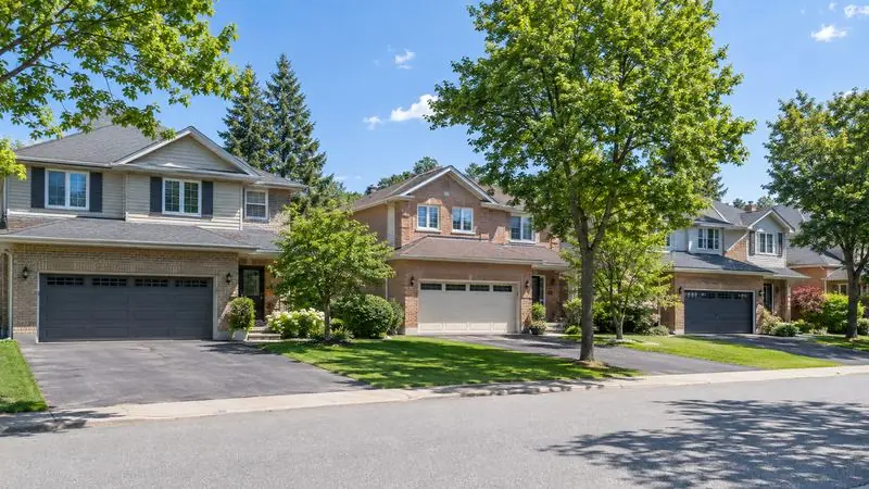 Homes with garage doors in Gloucester, Ontario