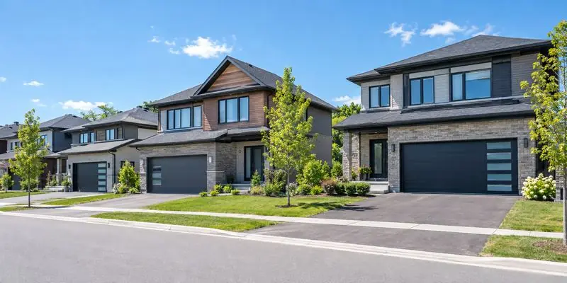 Homes with garage doors in Half Moon Bay, Ottawa