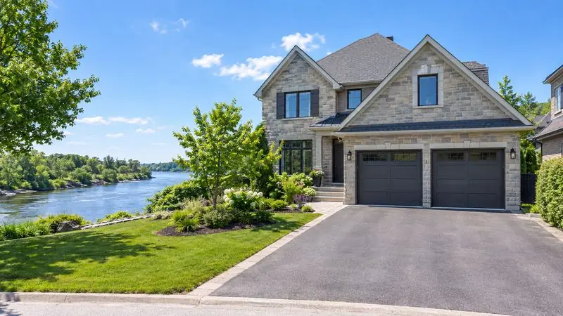Homes with garage doors in Manotick, Ontario