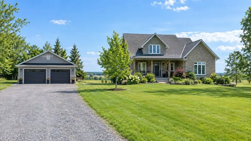Homes with garage doors in Metcalfe, Ontario