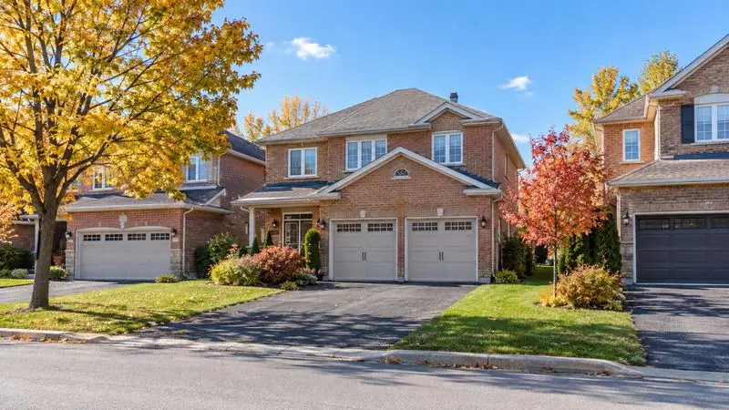 Homes with garage doors in Orléans, Ontario