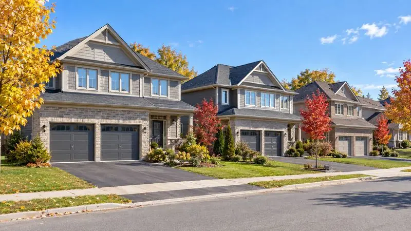 Homes with garage doors in Richmond, Ontario