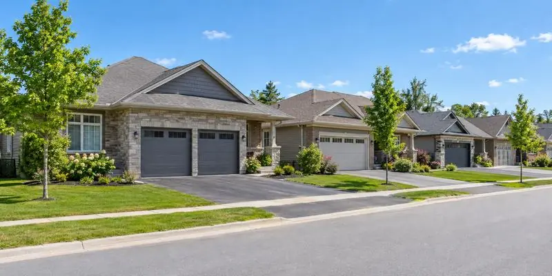 Homes with garage doors in Russell, Ontario