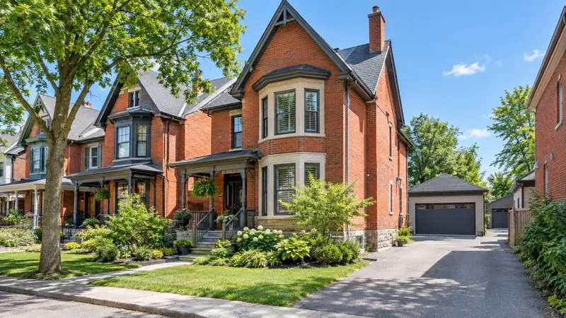Homes with garage doors in Sandy Hill, Ottawa